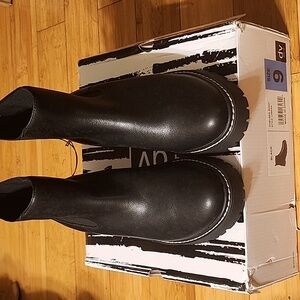 NIB Dolce Vita Chelsea boot